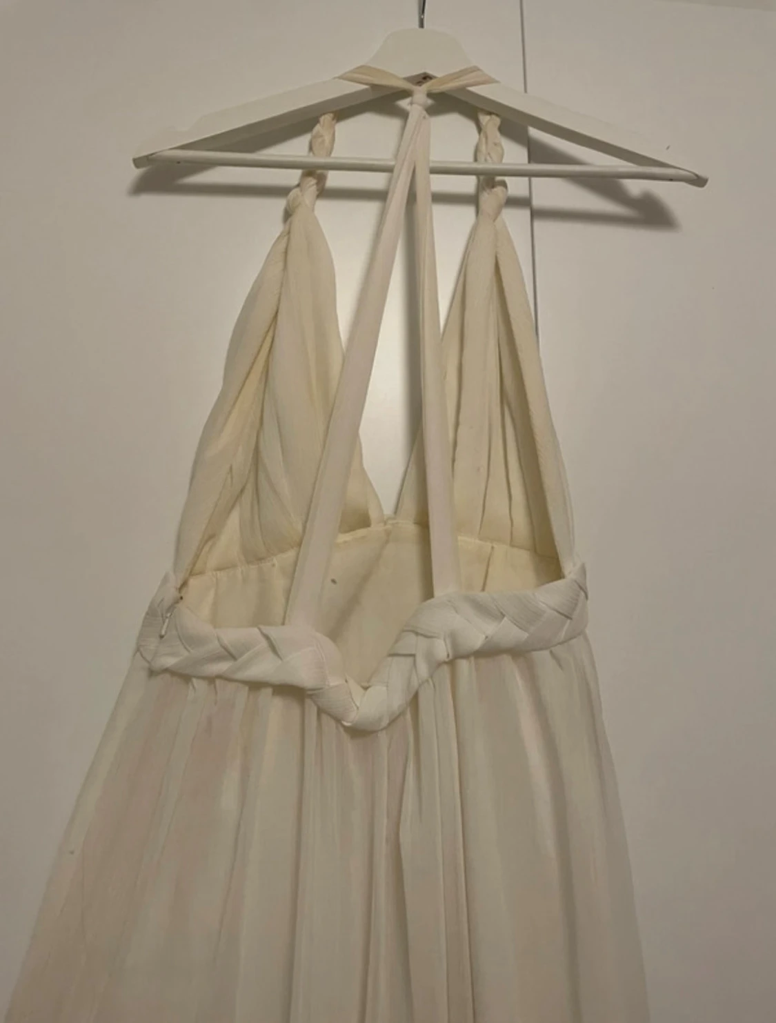 Vit långklänning med flätad midja - 1