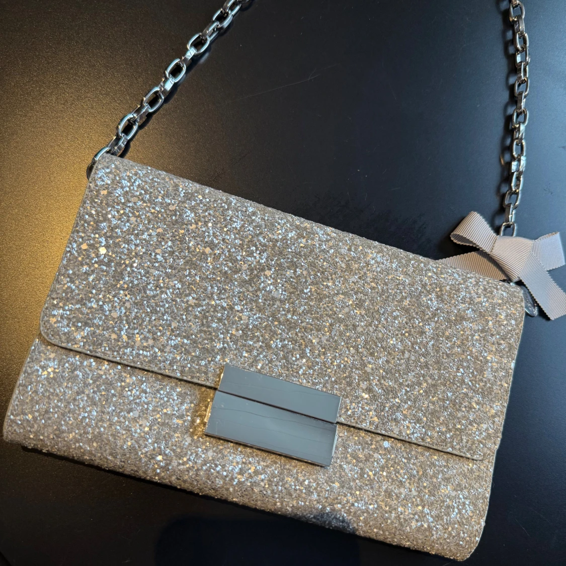 Glittrig silver kuvertväska med kedja