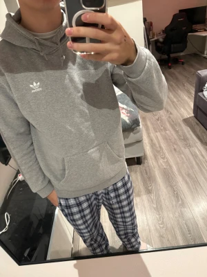 Grå Adidas hoodie med huva - Har knappt använt alls, fin och ny tröja man kan köpa istället för i affär för jag säljer billigare