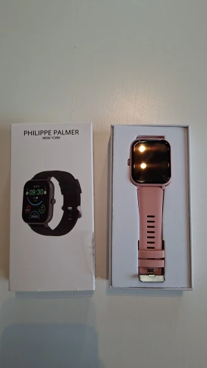 Smartwatch - Säljer en smartklocka från Phillipe Palmer smartwatch LP43 . Köpt från sidan prydligt. Aldrig använd! Fick den utskickad för att laddaren inte funkade till min egna klocka. Finns massa funktioner! Mått: Urets storlek: 38 x 45 mm Tjocklek: 10,8 mm. Skicka för mer info eller sök på klockan så kan du läsa på prydligt.se , har inget kvitto på den tyvärr. Nypris: 320. Finns en app till denna: Da Fit