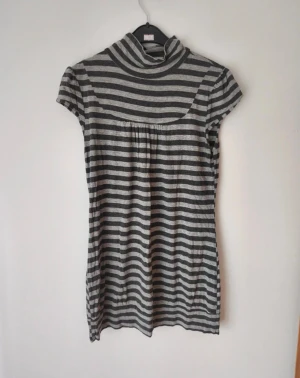 randig topp  - Randig topp med liten polokrage och puffiga armar. Passar s-m