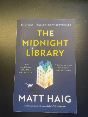 The Midnight Library av Matt haig - Har läst boken är i bra skick