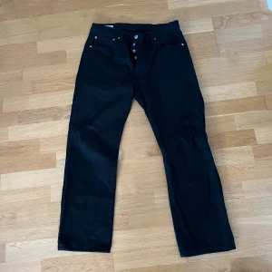 Levis jeans 501 - Säljer nu min fina Levis jeans eftersom den var för stora för mig, den är i väldigt bra skick och har använt den ungefär 4-5 gånger! pris är diskuterbart! Nypris är runt 1199kr