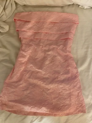 Cocktail klänning - Klänning från hello molly i baby rosa, använd 1 gång så fint skick, köpt för runt 900 kr 