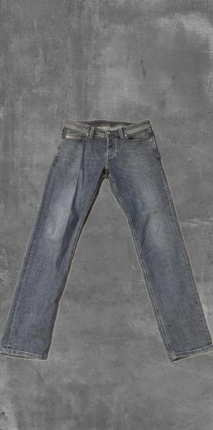 Diesel jeans - Säljer nu mina sjukt snygga diesel jeans i modellen larkee-beex. Extremt bra skick på dem utan några tecken på användning samt mycket snygg wash på dem.  De har en avsmalnande passform men sitter rätt rakt enligt mig men fråga så skickar jag bild på passformen:)