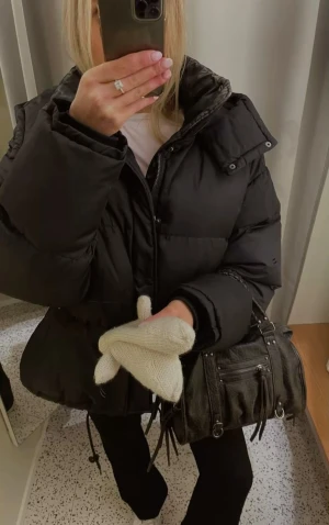 Svart dunjacka calvin klien - Säljer billigt vid snabbt köp! Min nästan nya Calvin clenches jacka i strlk S. Säljer pga kommer ej till användning. Köpt för 2500 kr. Supervarm, fodrad o perfekt till vintern