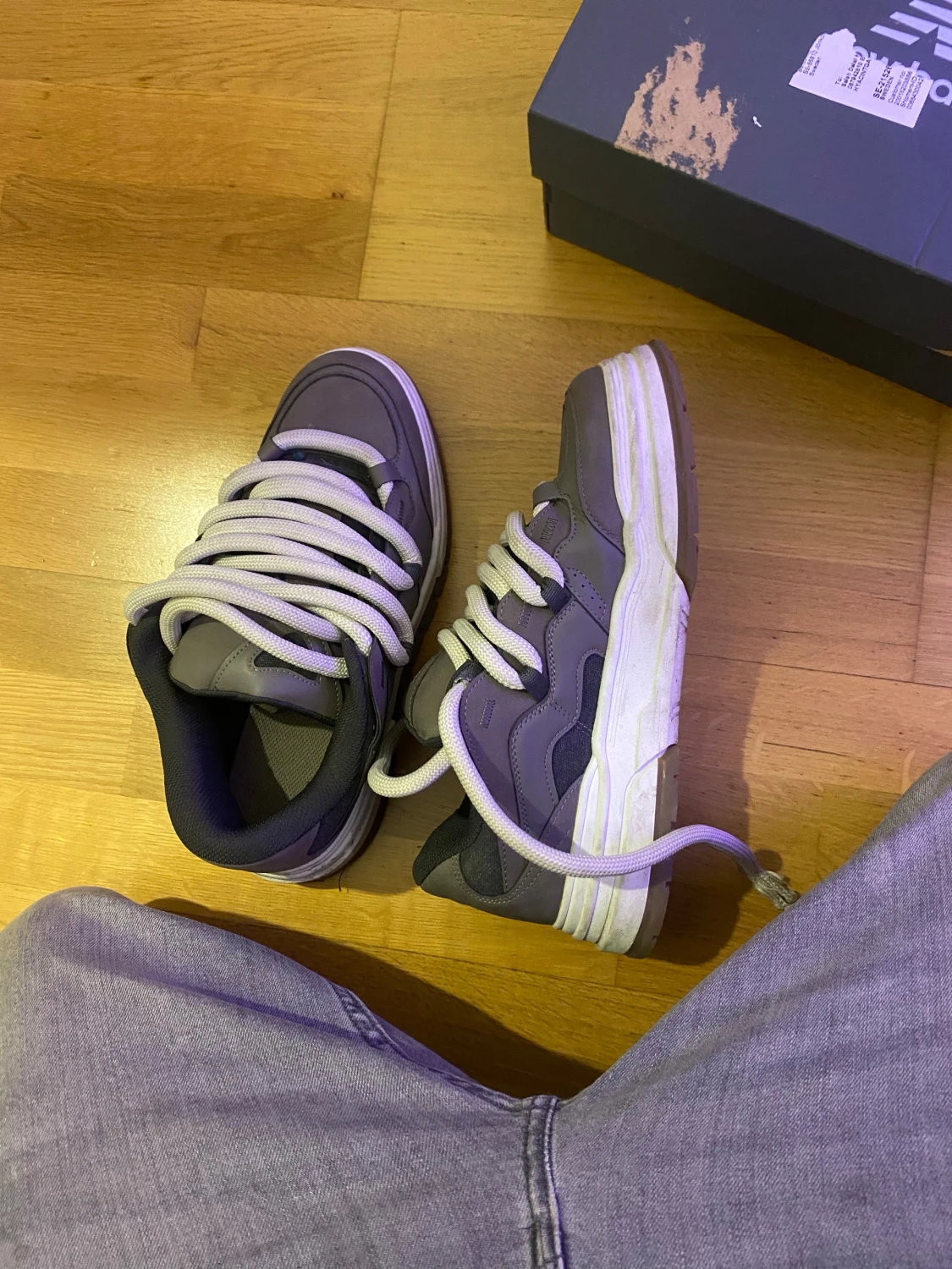 Chunky grå sneakers med vita snören - 3