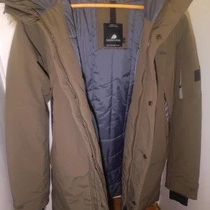 Didriksons Marcel XL Crocodile green - Varm jacka som är vind o vattentät. 