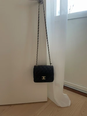 Väska - Axelremsväska svart med guldiga detaljer. Aldrig använd, kom gärna med bud! 