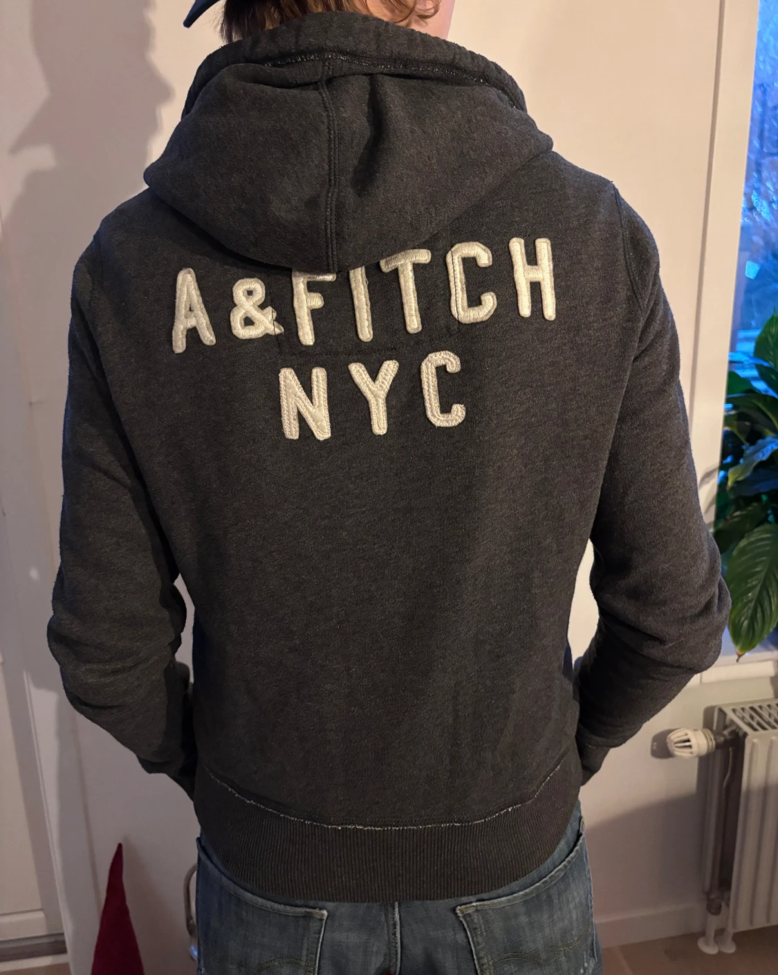 Mörkgrå hoodie från Abercrombie & Fitch - 2