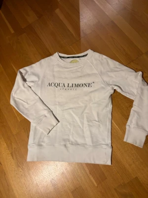 Acqua Limone sweatshirt  - Vit sweatshirt från Acqua Limone med klassisk logga tryckt på bröstet. Tröjan är Tillverkad i mjuk bomull och är Perfekt för chill dagar och enkel att matcha. Hör av dig vid minsta fundering!:)