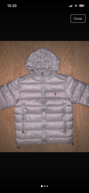 Grå Ralph Lauren Puffer Jacket - M - En mycket fin sparsamt använd Grå Puffer Jacka i storleken M