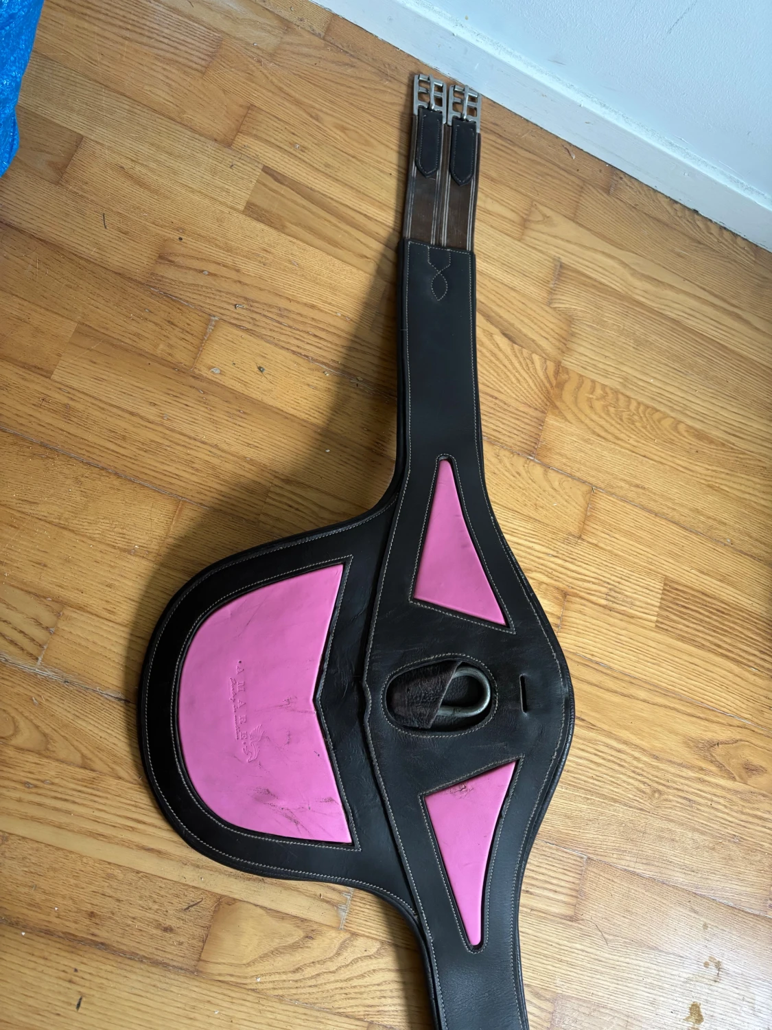 Svart och rosa anatomisk sadelgjord