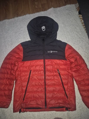 Röd svart Sail Racing jacka 170 - Säljer en använd Sail Racing jacka! I bra skick och redo! Strl 170