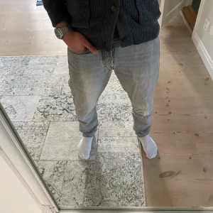 Gråa jack&jones jeans - Fina jack&jones jeans i storlek 29/32. Priset är diskuterbart. 