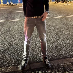 Replay Anbass Jeans - Snygga grå Replay Anbass jeans med klassisk femficksdesign och raka. Svarta fast snyggt urtvättade. Storlek 29/32. Skriv vid frågor, priset är ej hugget i sten!