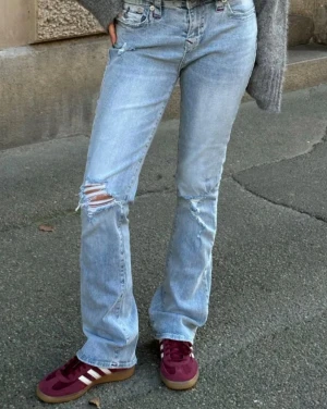 True religion jeans - Säljer ett par ljusblå True Religion jeans. Jeansen har slitna detaljer på benen och röda sömmar. sparsamt använda så i mycket bra skick😊 pris kan diskuteras.