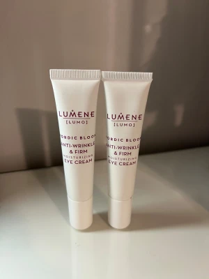 Lumene Nordic Bloom Eye Cream 2-pack - Två tuber Lumene Nordic Bloom Anti-Wrinkle & Firm Moisturizing Eye Cream, 15 ml vardera. Vit tub med vinröd text, smidig att ta med i väskan. Perfekt för att återfukta och ge fasthet till huden runt ögonen. En för 100kr och två för 180kr. De är aldrig använda! 