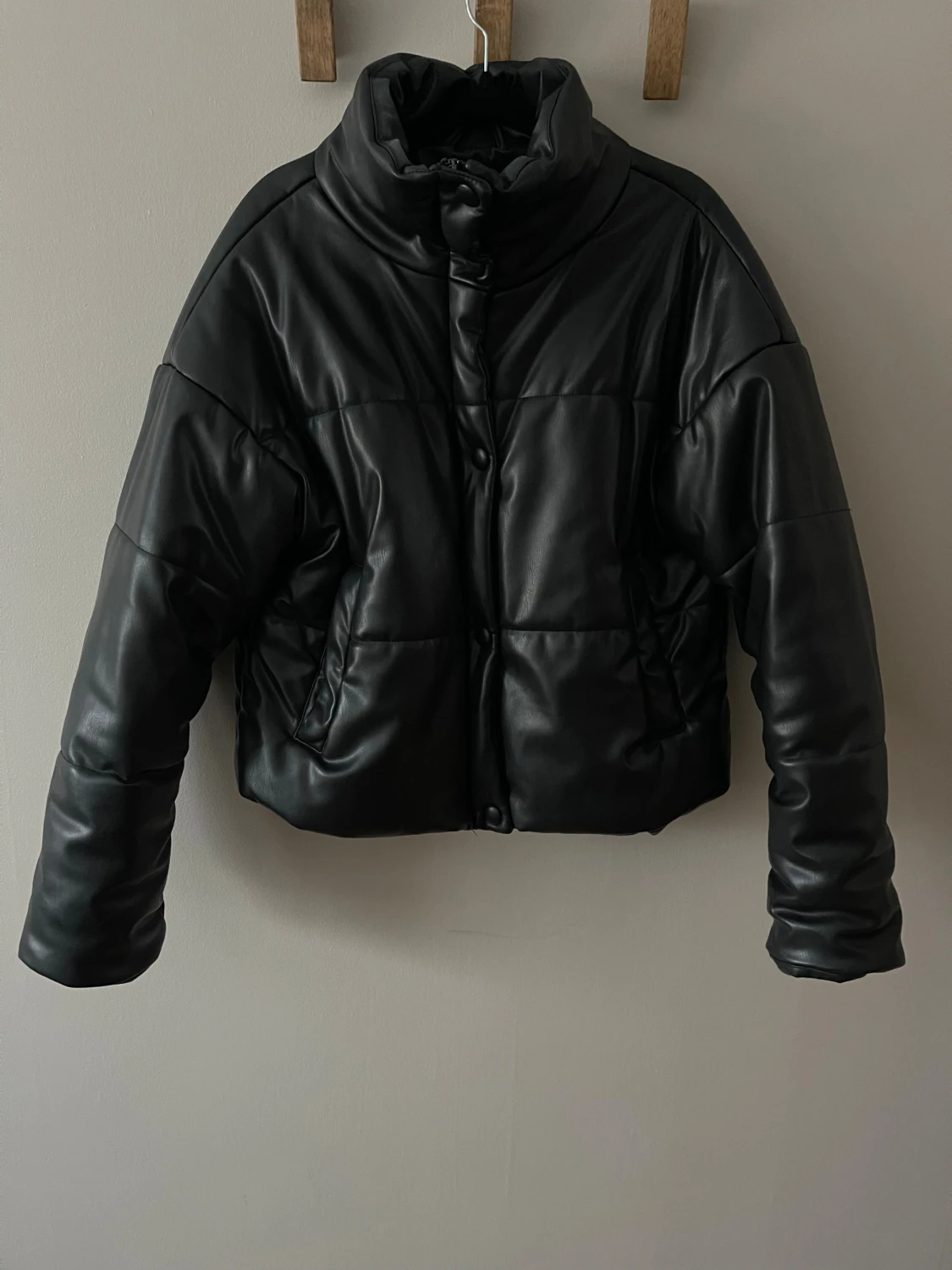 Svart pufferjacka från NA-KD - 2