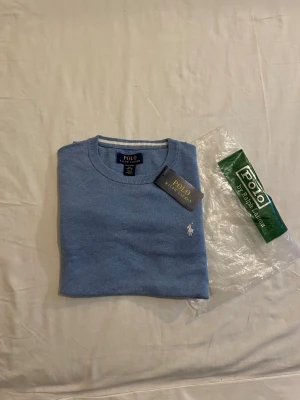Ljusblå crewneck ifrån Ralph Lauren  - Säljer en jätte snygg crewneck ifrån Ralph Lauren. Den är i toppen skick med inga hål. Skriv till mig vid intresse❤️ Obs påsen tillkommer inte 