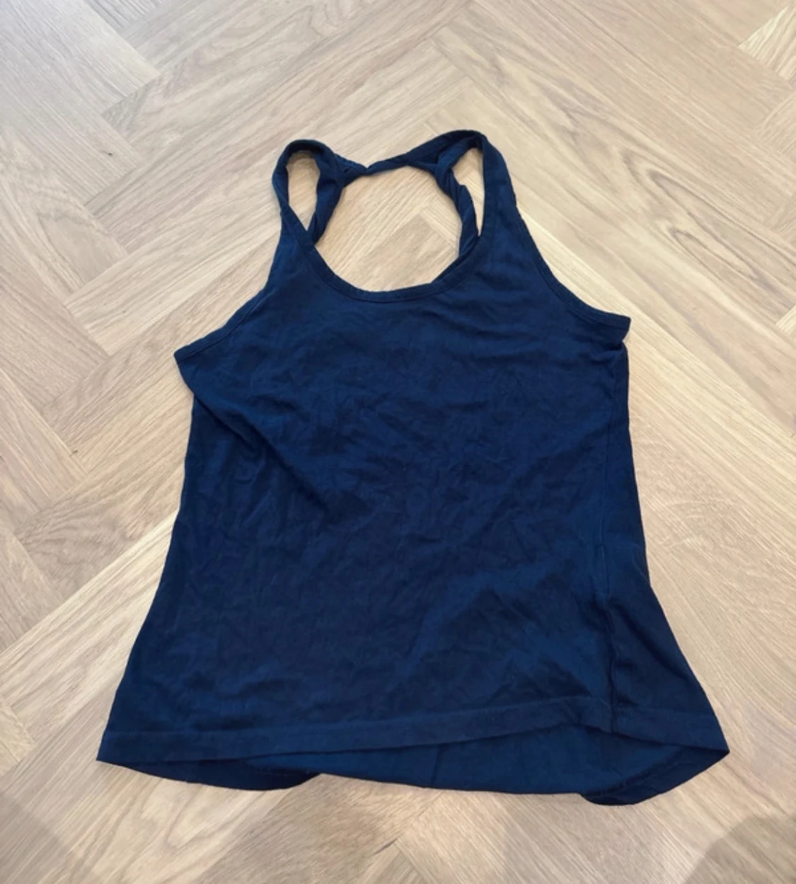 Marinblå linnetopp med brottarrygg