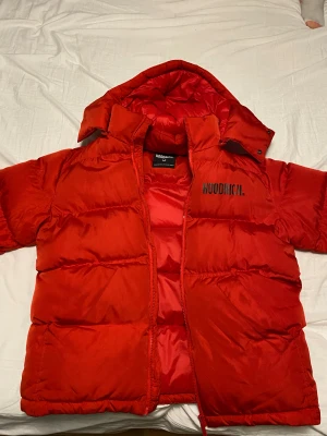 Röd Hoodrich vinter jacka  - Röd Hoodrich vinter jacka som är super varm, och perfekt nu för vintern då det är kallt ute. Den är nästan helt nya bara använd några gånger. Det går att ta av luvan om man vill. 