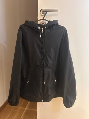 Moncler Windbreaker - En Moncler Windbreaker i svart,storlek M säljs då den är för liten