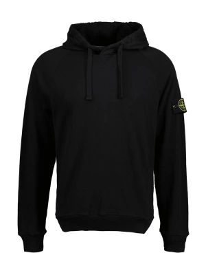 Svart hoodie från Stone Island - Svart hoodie från Stone Island med klassisk logopatch på vänster ärm. Tröjan har huva med snörning, ribbade muddar och en relaxed passform. Tillverkad i mjuk bomull som är skön mot huden. Perfekt för dig som gillar streetwear och vill ha en clean look. Finns med prislappen helt ny