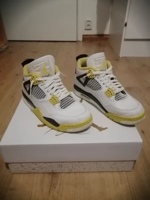Nike Air Jordan 4 Retro vivid sulfur - Fina jordan skor som är perfekt till denna vinter dem är sköna att ha på och är super varma så du slipper frysa ihjäl dig! 