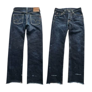 Iron Heart 25oz Selvedge Jeans 🇯🇵 - Säljer nu min käraste ägodel då de tyvärr blev för korta på mig. Dessa är så otroligt fina och väldigt svåra att få tag på, är man intresserad av selvedge finns det inget bättre att få. Dessa sitter som pansar på benen och utvecklar en otroligt fin karaktär över tiden. Midja: 38,5cm Innerben: 77cm Ytterben: 105cm och Benöppning: 20,5cm. Passformen är Slim/Straight och sitter nästan perfekt på mig som är 181cm och väger 67kg. Jag svarar gärna på frågor så det är bara att höra av sig!🙌🇯🇵
