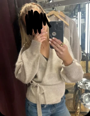 &other stories kofta  - Säljer min supersnygga kofta från &other stories då den inte kommer till använding, inga defekter 