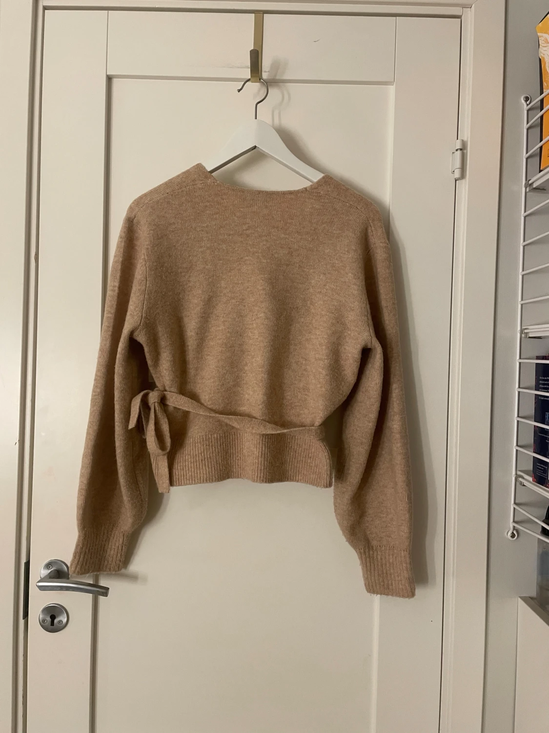 Beige omlott kofta från & Other Stories - 2