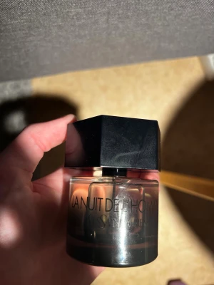 La Nuit De L'Homme EdT 60ml - Ysl la Nuit de lhomme. 60 ml i flaskan men skulle säga det är ungefär 58 ml kvar. Säljer den för jag inte har användning av den. Kontakta mig om du har frågor eller prisförslag🤗
