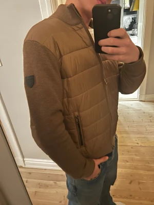 Brun cardigan från Polo Ralph Lauren - Skick: som ny. Knappt använd. Unikt och fett plagg från Ralph Lauren. Hör av dig vid frågor och funderingar!