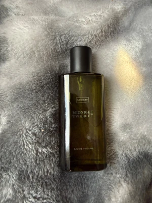 Mycket bra grejer för billigt pris och bor i Laholm,kontakta mig om det är något som ni undrar 😁 - Allt är i sickli het cp company ör fejk men den är ny och den går för 210kr. Parfymen är mer en helften jätte good och den kostade 20kr men kan ta den för 15kr.pokemon kortet är 2016 och är svår och få tag på billigt,den kostar runt 250kr men säljer för 200kr. Sail_racing är äkta och säljer den för 319. Och Björn Borg hoodin är med äkta och säljer den för 270.👍😁