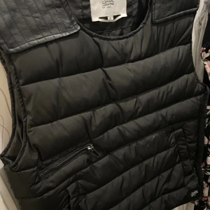 Herr väst  - Stilren herr väst som är väl bevarad  Varm i sig och sitter åt bra. Har resår band vid axlarna för att justera.