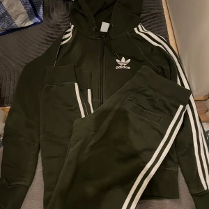 Adidas set - Tröjan är storlek S(36) & byxorna är storlek XS(34) Använda ett fåtal gånger