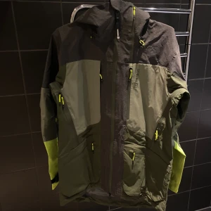 Tenson skidjacka - Skidjacka från Tenson. Jackan är i storlek S och passar som en storlek S, funkar till M. Många fickor och ventilation. Använd fåtal gånger så den är i mycket bra skick utan tecken på användning. Skriv vid frågor!