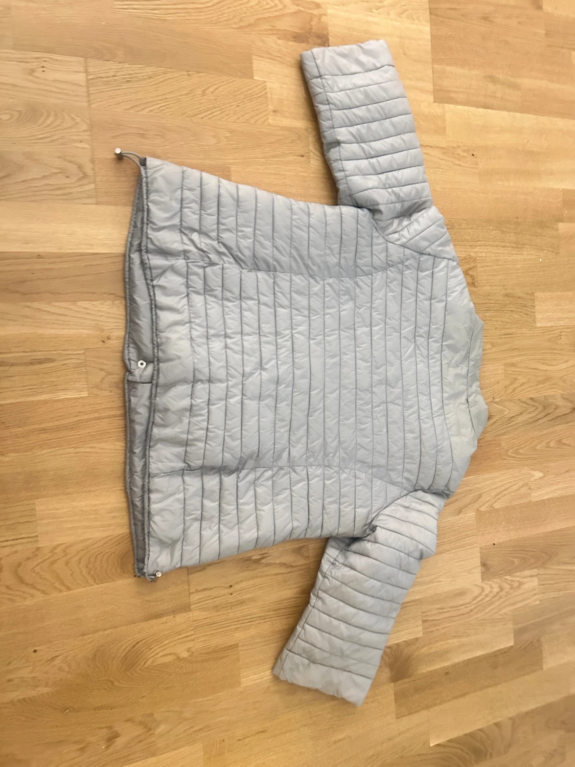 Ljusgrå quiltad pufferjacka - 3