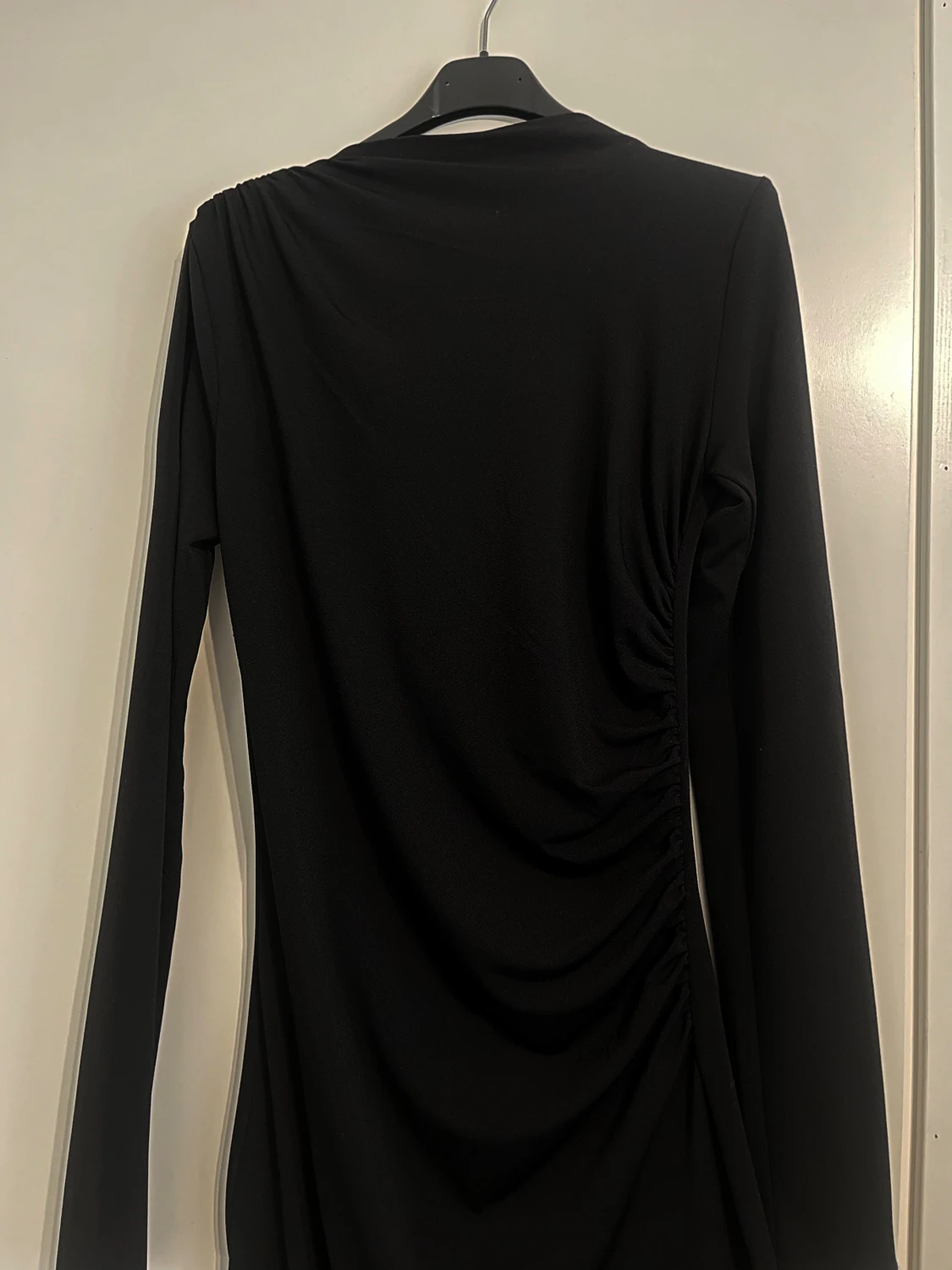 Svart långärmad klänning - 1