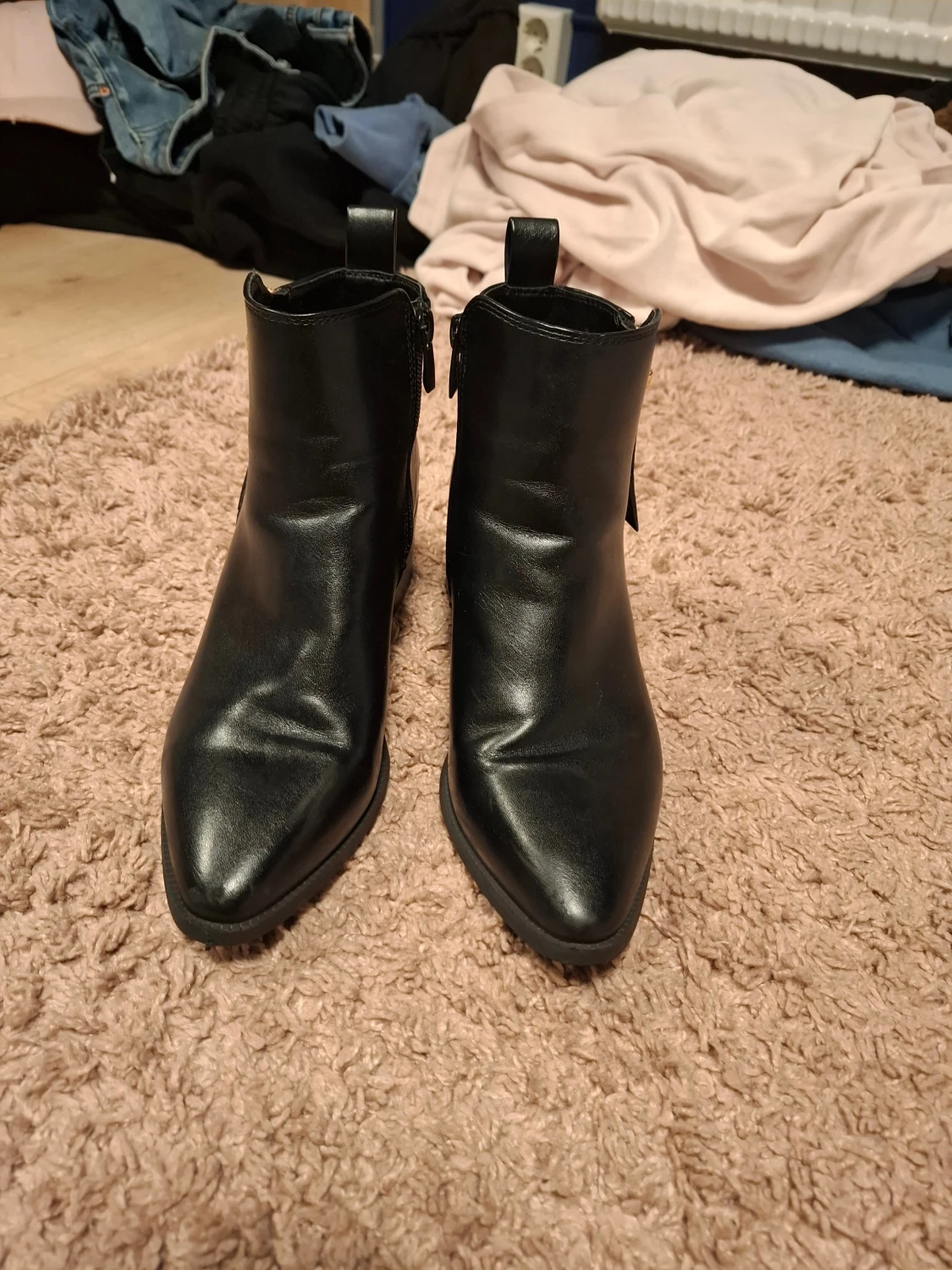 Svarta stövletter med klack och dragkedja