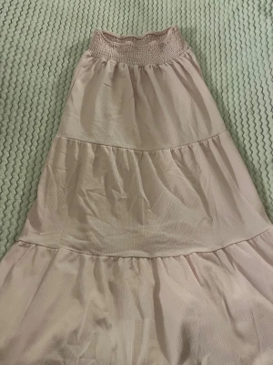 Ljusrosa långkjol från Lager 157 - Supersöt ljusrosa långkjol från Lager 157. 