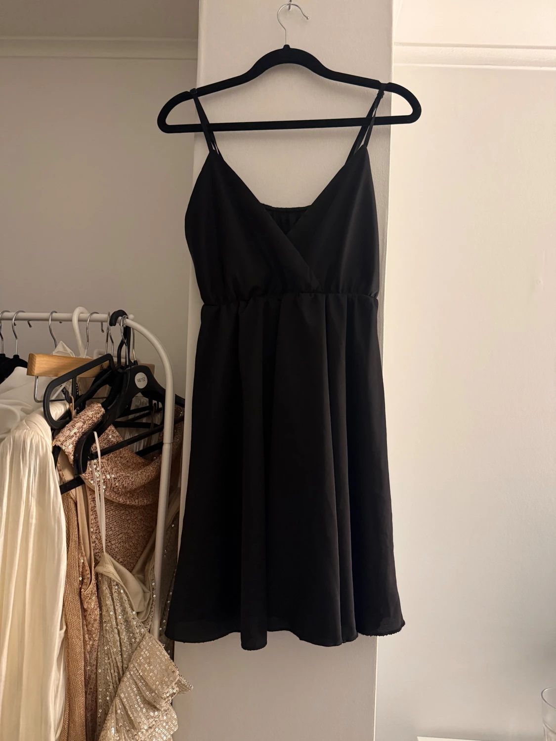 Svart satin klänning