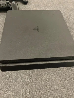 Hej säljer helt Ny PS4 med kabel,laddare, spel och 2 kontroll. - Hej, jag säljer min ps4 eftersom jag har inte tid att spela jag har mycket saker att göra osv, jag säljer den för 2,8 eller mindre men vi kan diskutera priset, den är helt ny den funkar helt ny och jätte bra, jag har bara använt den i en månad sen så slutade jag spela,  allt du kan få med ps4an är kablar,laddare, två kontroll och FIFA 23, skriv ifall du är intresserad 😊