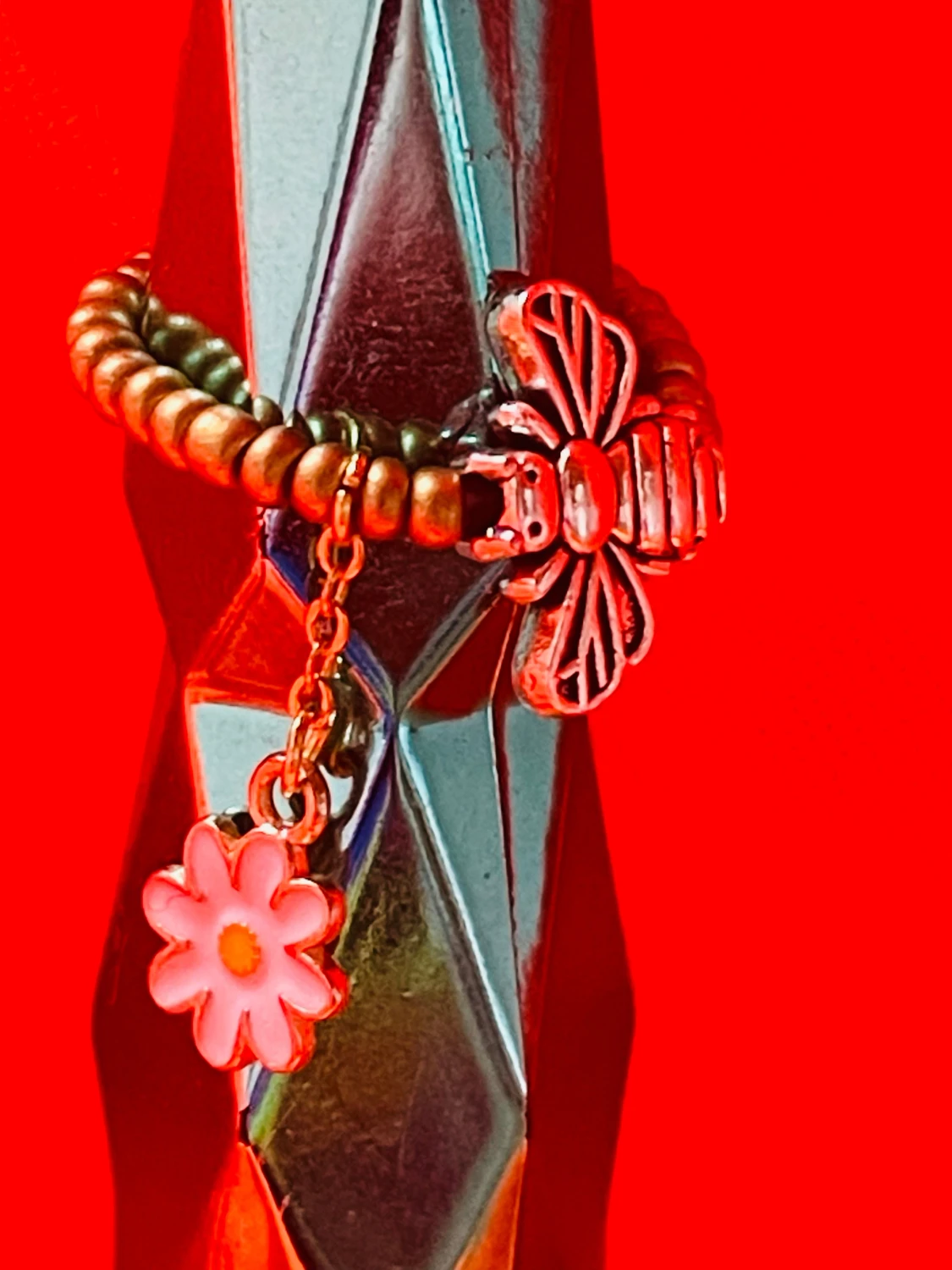 By prisförslag - justerbar Guldig pärlring med bi och blomma - 2