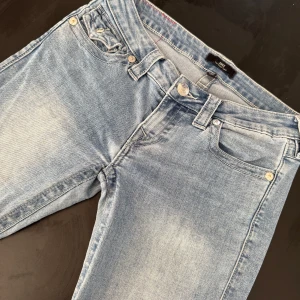 True Religion Joey Low Rise Flare jeans - Snygga ljusblå jeans från True Religion, modell Joey Low Rise Flare. Köpta för 1200, skriv om du har några frågor eller om du vill ha bild på❣️ passar mej som är ca 168