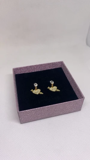 Diamond golden Arrow through heart earrings💘✨ - Supersöta handgjorda örhängen!💘100kr/paret 50kr/st. Frakt vid köp genom Swish: 18kr💕