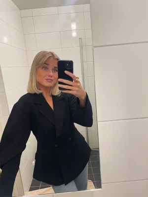 Kavaj från Gina Tricot  - Så snygg figursydd kavaj från Gina Tricot. Använd tre gånger. Slutsåld på Ginas hemsida