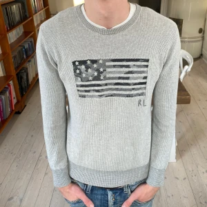 Stickad Ralph Lauren tröja USA flagga - Sjukt fet stickad tröja från Ralph Lauren med USA flaggan broderad i perfekt skick 🙌 Juniorstorlek L men passar som vuxenstorlen S, skriv vid fråga 🔥 👍 
