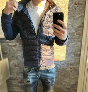 Ralph Lauren Cardigan - Mycket fint skick, inga defekter. Storlek 48/S passar dig som är mellan 175-185cm ungefär. Nypris ca 4000kr. Modellen är 185 cm, 79 kg. Självklart äkta - Kolla bara recensionerna och qr koden! Passar bra nu till vintern. Skriv för mer information!🤝